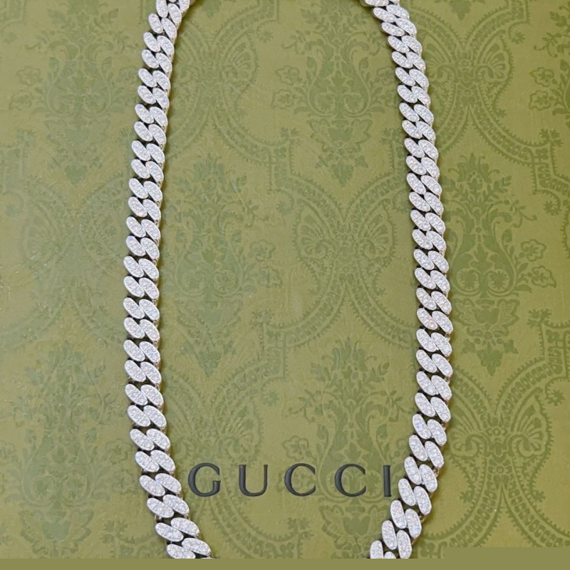 G*u*i necklaces